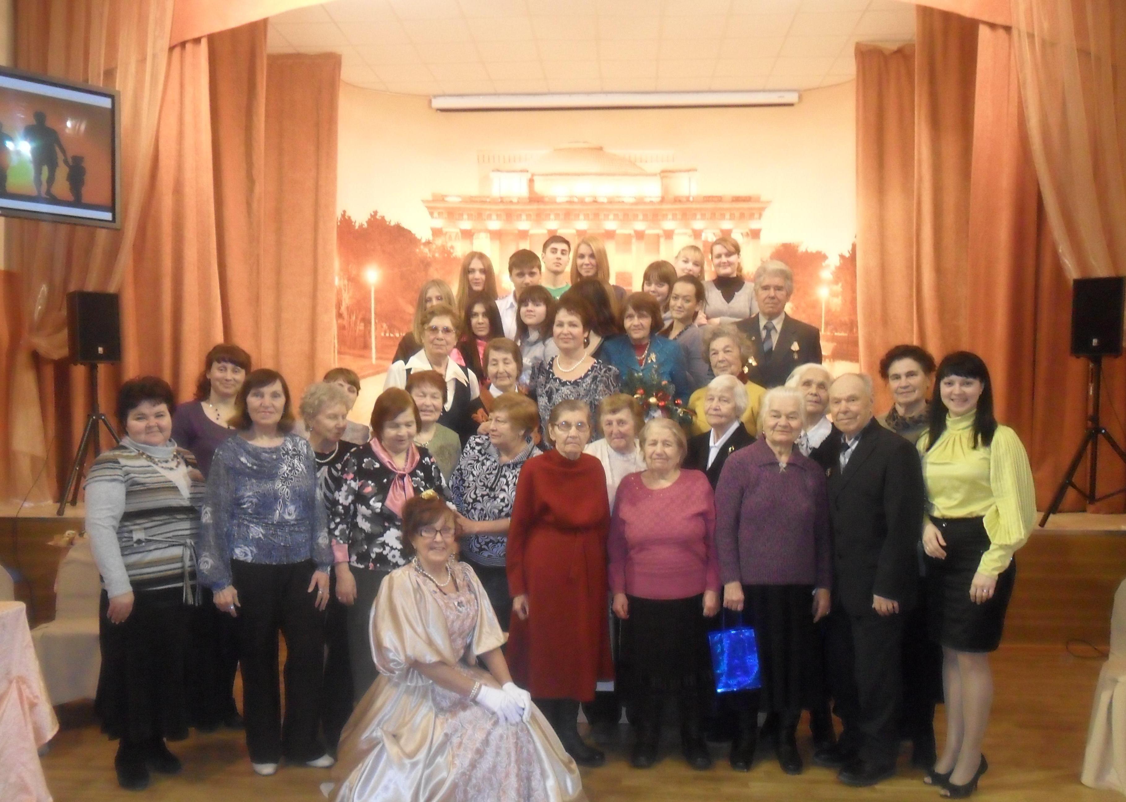 18 декабря в Новосибирский колледж легкой промышленности и сервиса поделиться своим бесценным семейным опытом со студентами пришли ветераны Великой Отечественной войны и труда.